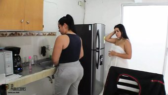 Büyük Popolu Ve Lezbiyen Üvey Kız Kardeşler Birbirlerinin Amını Yalama Ve Dildo Oyunuyla Şımartıyorlar - Ispanyolca Porno
