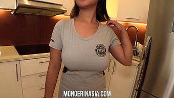Büyük Göğüslü Filipina, Patronundan Cowgirl Pozisyonunda Içine Boşalma Alıyor