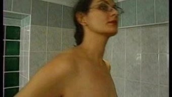 Tüylü Olgun Kadın Havuzda Sert Bir Anal Sikiş Ve Yüze Boşalma Alıyor