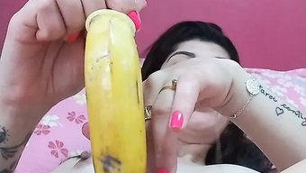 Seksi Latin Genç Iç Çamaşırıyla Büyük Poposunu Siktiriyor