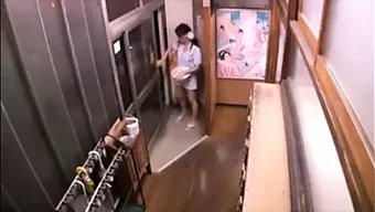 Japon Kadınlar Duygusal Banyo Ve Lezbiyen Buluşmalara Giriyorlar