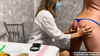 Olgun Ve Genç Kadınlar Tıbbi Bir Ortamda Doktora El Işi Yapıyorlar