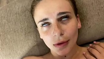 Genç (18+) Profesyonel Biriyle Anal Ve Oral Zevk Yaşıyor