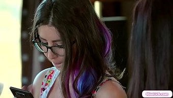 Göğüslü Üvey Anne Ve Üveyın Kızı Lezbiyen Zevklere Dalıyor