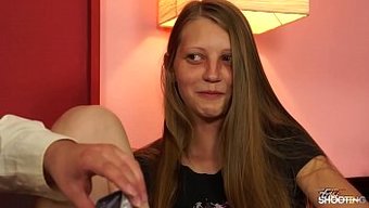 Casting Koltuk, Bir Bebek Ve Büyük Bir Yarrağıyla Vahşi Seks Haline Geliyor