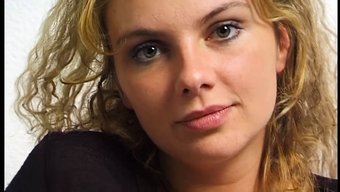 Utangaç Alman Okul Kızının Küçük Göğüsleri Ve Sıkı Amcığı