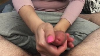 Penis Seven Bebek Pembe Tırnaklarıyla Duygusal Bir El Işi Yapıyor