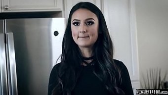 Iş Arkadaşının Baştan Çıkarması, Iç Çamaşırıyla Sıcak Oral Buluşmaya Dönüşüyor