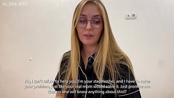 Üvey Annesi Tarafından Üvey Oğlu Kız Arkadaşını Aldatırken Yakalanıyor