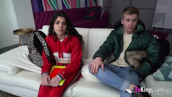 Küçük Göğüslü Esmer Avrupalı Bebek Arkadan Yaramazlık Yapıyor