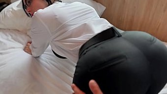 Kahverengi Bir Sekreterin Sakso Çektiği Ve Patronu Üzerinde Sürdüğü Ev Yapımı Bir Video