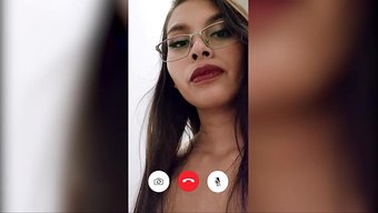 Sammy Corazon, Motosiklet Ve Telefon Temalarıyla Solo Zevkin Tadını Çıkarıyor.