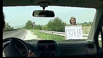 Yol Kenarındaki Duraktan Kelepçelere Ve Sert Komutlara Sürüklendi.