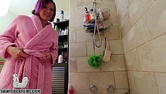 Üvey Annenin El Işi, Vahşi Bir Sünger Banyo Macerasına Yol Açıyor