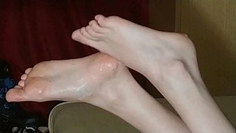 Güzel Bir Popoya Sahip Genç (18+), Hd'De Ayaklarıyla Bir Yarrağı Tahrik Ediyor Ve Memnun Ediyor