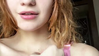 Iç Çamaşırı Giymiş Üniversiteli Kızlar Ev Yapımı Videolarda