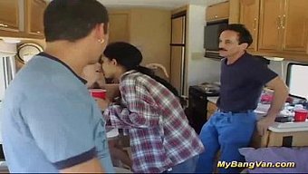 Genç (18+) Ve Üniversiteli, Bangvan Orgisi Için Bir Kamyonette Yaramazlık Yapıyorlar