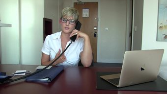 Olgun Sekreter Ofiste Seks Oyuncaklarıyla Sapıkça Davranıyor