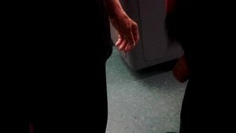 Üniversite Öğrencisi, Yurt Odasında Yaşlı Meslektaşından Sakso Çekiyor