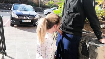 Amatör Genç Kız Otoparkta Yakın Çekim Bir Sakso Çekiyor Ve Büyük Bir Yüzüne Boşalıyor