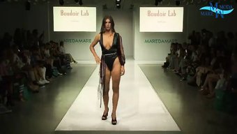 Avrupalı Modeller Iç Çamaşırlarıyla Kıvrımlarını Sergiliyorlar