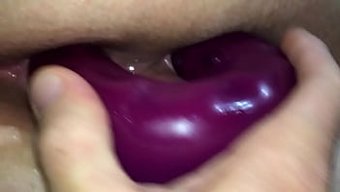 Amatör Karı, Göt Ve Amında Dildo Ile Çift Penetrasyon Yaşıyor