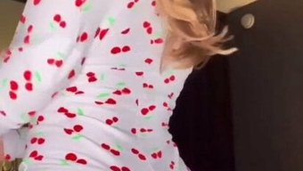Anal Seven Seksi Bir Kızı Parmaklayarak Sikiyorum