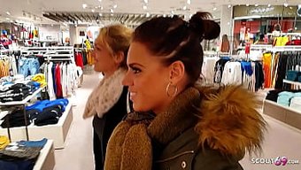 Soyunma Odasında Sert Yüz Sikişi Ve Kirli Konuşmalı Genç Üçlüsü