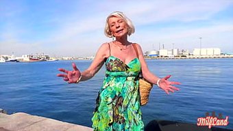Sarışın Büyükanne Eva, Amatör Videoda Büyük Doğal Göğüslerini Ve Poposunu Gösteriyor
