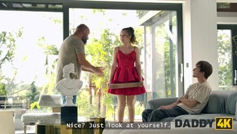 Una Fairy, Yaşlı Bir Adamın Yardımıyla Yatak Odasında Yeni Şeyler Denemekten Hoşlanan Genç Ve Vahşi Bir Güzelliktir.