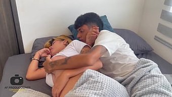 Utangaç Üvey Kız Kardeşim Var Ve Bir Yatağı Paylaşıyoruz, O Gece Vahşi Bir Kadın Ve Anal Sekse Bayılıyor.