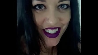 Annenin Tabu Zevki: Onu Domine Edilirken Ve Sikişirken Izleyin