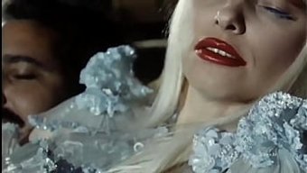Klasik Bir Porno Filminde Sikişmek Ve Emmek