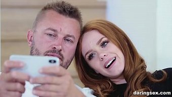 Ella Hughes, Sert Bir Videoda Sakso Çekiyor Ve Amını Yalatıyor