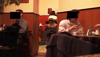 Amatör Genç Acımasızca Baştan Çıkarılıyor Ve Bir Kahve Dükkanında Sikişiyor