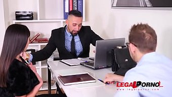Alyssia Kent, Iş Ortağını Baştan Çıkaran Ve Sonra Ikisi De Onu Sertçe Beceren Ateşli Bir Milf.