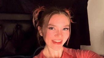 Emily A'Nın Web Kamerası Seansı, Dönem Oyunu Ve Tampon Kullanımı Içeriyor