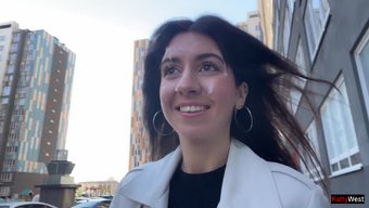 Katty West, Sıcak Bir Ilişkiden Sonra Yüzüne Dolu Dolu Boşalan Bir Alışverişe Giden Bir Eş.