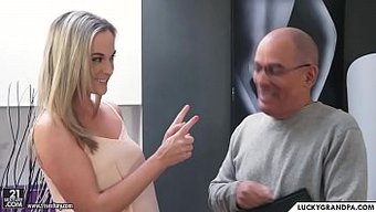 Genç Ve Yaşlı Adam Videoda Samimi Anlar Paylaşıyorlar