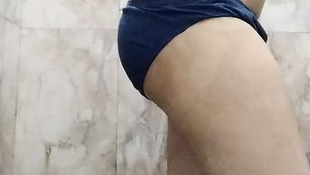 Milf Ve Genç Amatör, Ballbusting Seansında Birbirlerinin Spermini Yutarlar