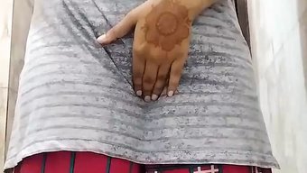 Genç Asyalı Kız Evde Tek Başına Oyunun Tadını Çıkarıyor