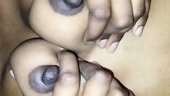 Olgun Hint Bhabhi, Sevgilisi Tarafından Bir Otel Odasında Beceriliyor