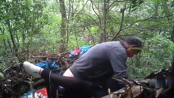 Asyalı Üvey Baba Ve Genç Fahişe, Ormanda Korumasız Seks Yapıyor.