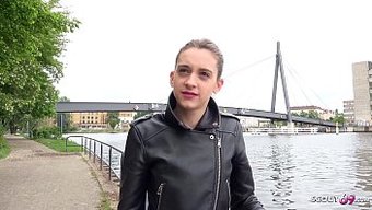 Alman Izci, Aldatan Bir Kızı Bulur Ve Ona Sert Bir Anal Sikiş Verir