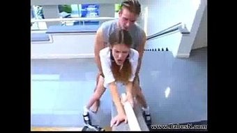 Genç (18+) Melissa Ashley, Zayıf Bir Videoda Anal Alıyor