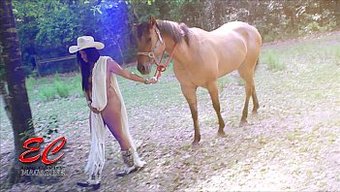 Çıplak Ve Yaramaz Cowgirl Candy Üstsüz Gidiyor