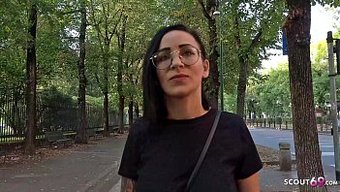 Sokakta Pikap Seçmeleri, Dövmeli Genç Kız Için Ilk Anal Deneyime Yol Açıyor