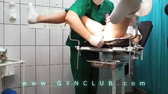 Doktor, Orgazmı Indüklemek Için Vibratör Ve Bağlama Kullanıyor