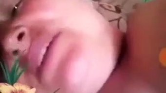 Büyük Göğüslü Ve Büyük Bir Popoya Sahip Dolgun Olgun Kadın Çıplak Kalıyor