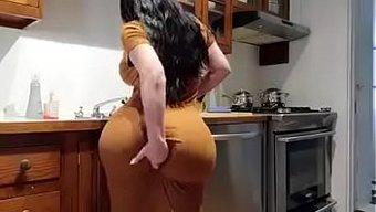 Dolgun Güzellik, Dolgun Derriere'Sini Sergiliyor